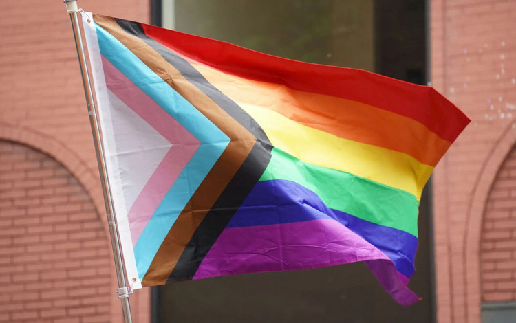 “Gij zult niet stelen, ook geen regenboogvlaggen”