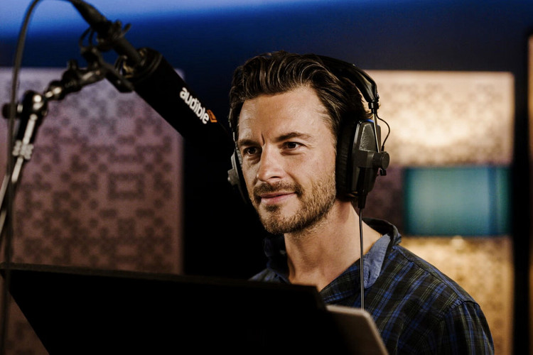 Jonathan Bailey kruipt in de huid van Dracula: zie hier hoe hij het audioboek inspreekt