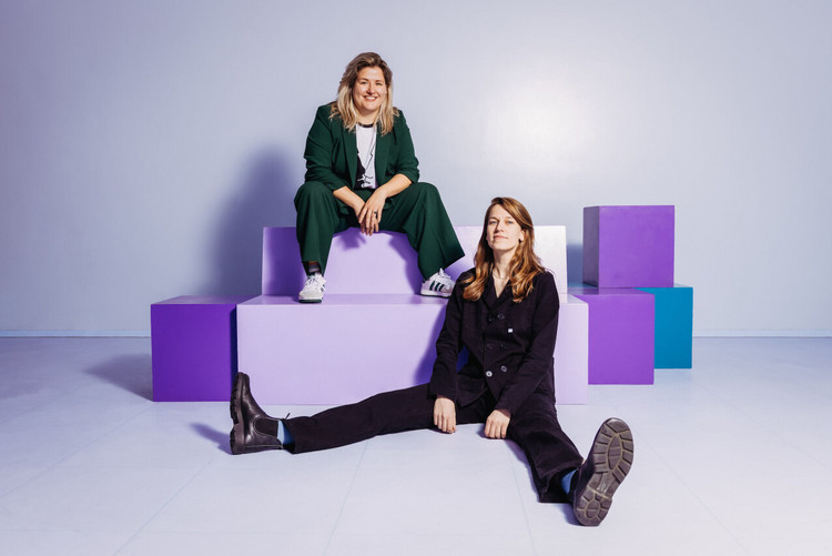 Annefleur Schipper en Vera Siemons over hun eerste keer in een gaybar