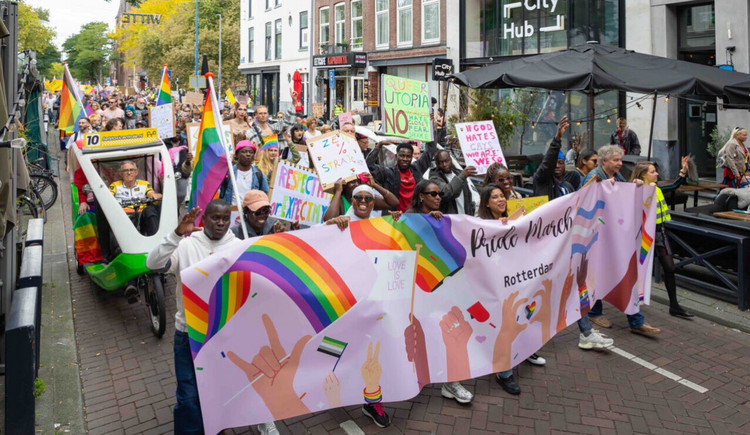 Duizenden mensen komen samen tijdens Pride March en Pride Festival in Rotterdam