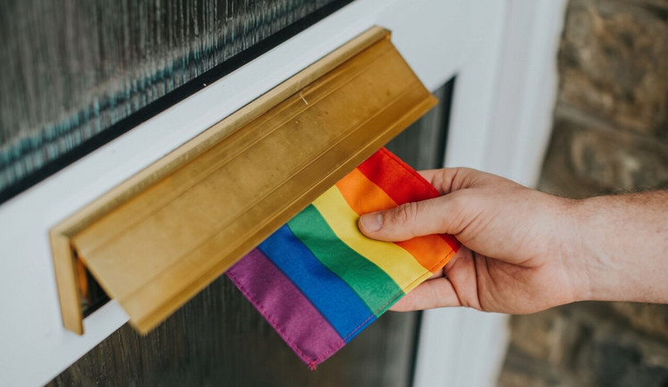 Actie in Oldebroek: hijs allemaal de regenboogvlag vlak voor Coming-Outdag, op 10 oktober